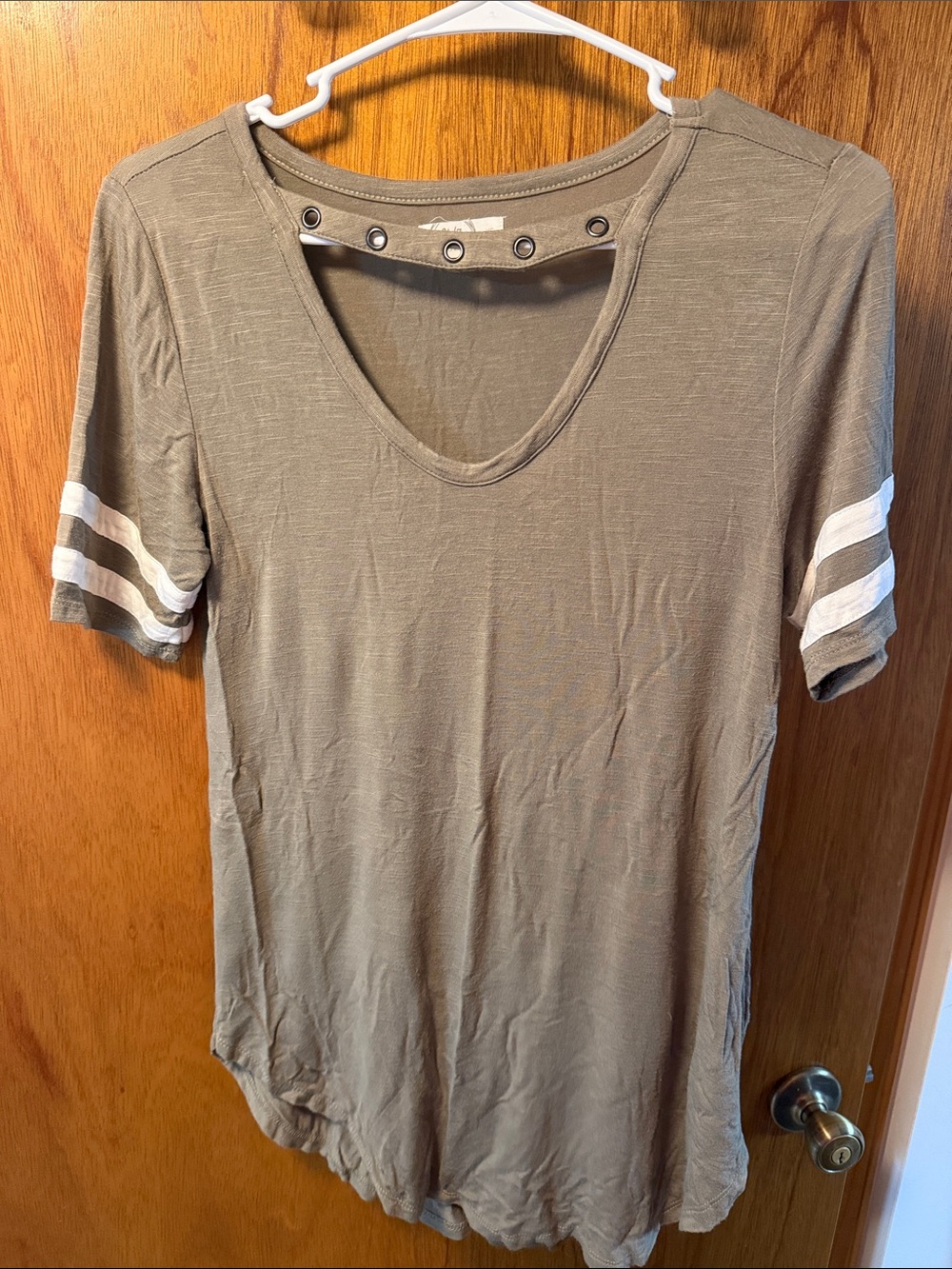 Grommet Scoop Neck Short Sleeve Tee in Olive with White Sleeve Stripes
